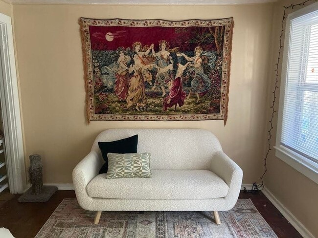 Building Photo - Cozy 2 Bedroom, 1 Bathroom in Fifth Avenue Neighborhood