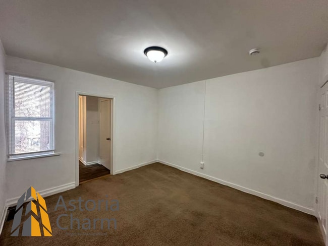 Building Photo - 1 Bedroom Plus Den Rowhome on Kuper Place