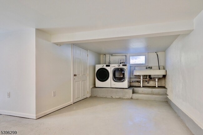 Building Photo - 58 Zeliff Ave