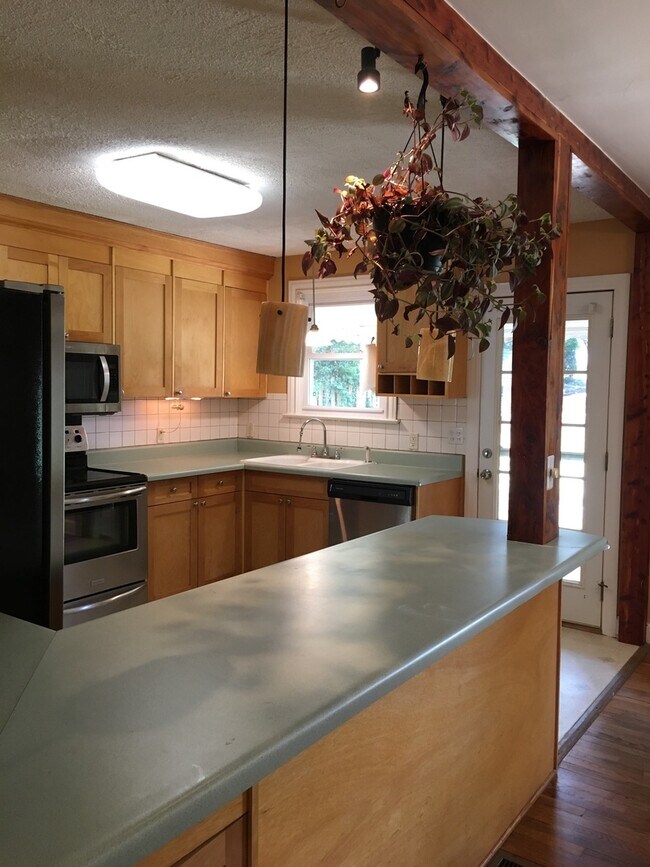 Building Photo - Adorable 2 bedroom, 1 bath home with an upstairs apartment!