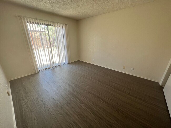 Building Photo - 2 Bedroom 1.5 Bath w Pool