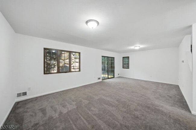 Building Photo - 31 Hickory Ln
