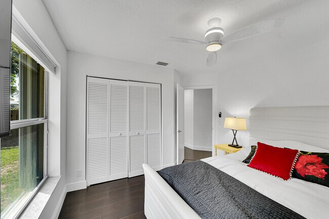 Building Photo - 945 Sunflower Ave