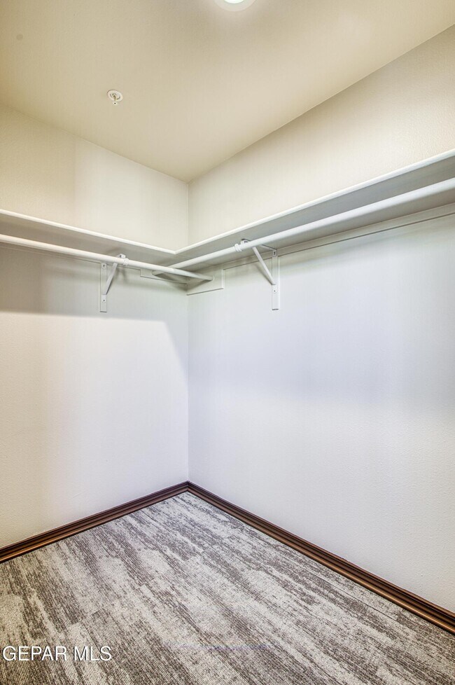 Building Photo - 312 E Overland Ave