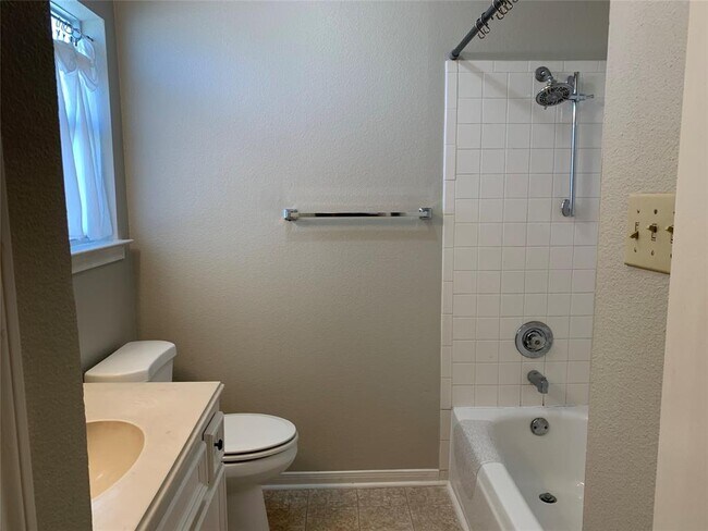 Building Photo - 585 Warsaw Dr