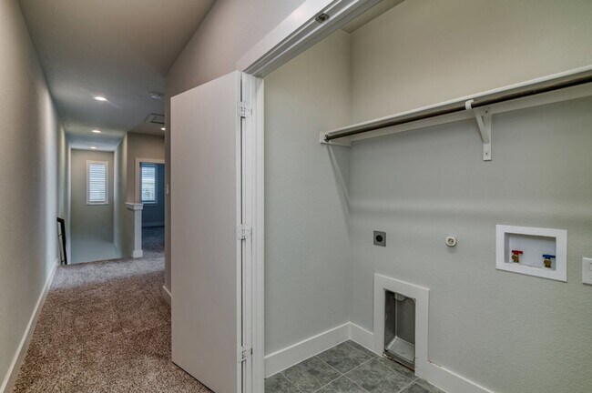 Building Photo - GORGEOUS 3 BEDROOM TOWNHOUSE LOCATED IN FORT WORTH!