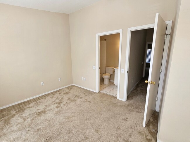 Building Photo - Brandon townhome with 2 bedrooms, 2 baths ...