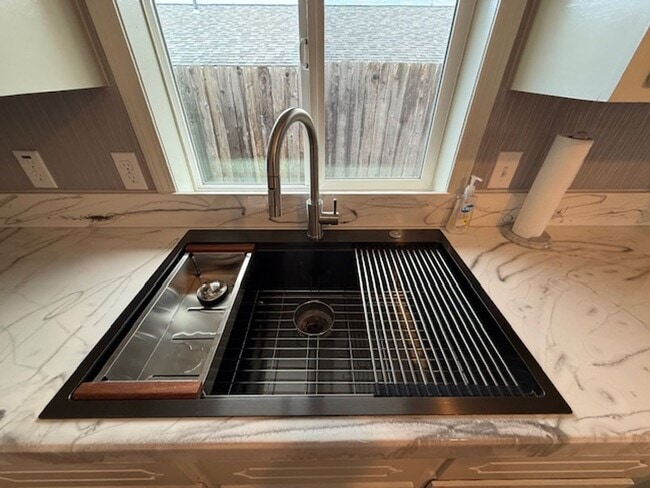 Building Photo - Spacious 3 Bedroom, 2 Bath home in Quality NB Neighborhood!