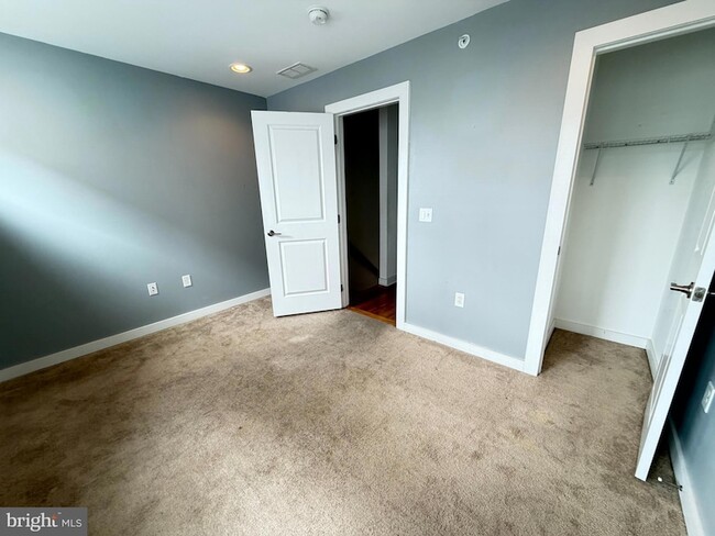 Building Photo - 3013 W Cabot St