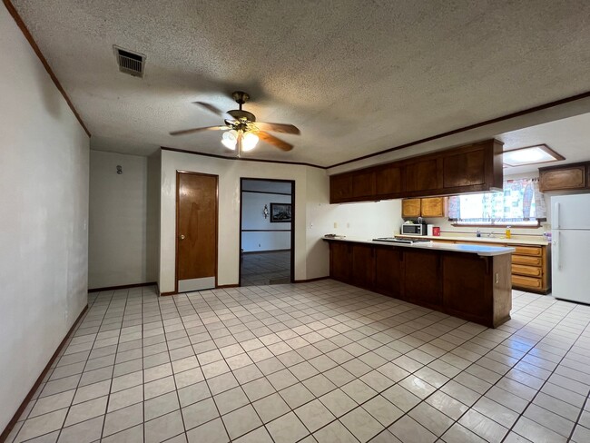 Building Photo - ** PRICE REDUCED** 3 Bedroom 2 Bathroom Ho...