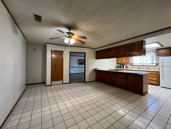 Building Photo - 3 Bedroom 2 Bathroom House with RV Parking...