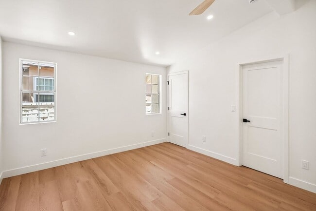 Building Photo - 4702 Kraft Ave