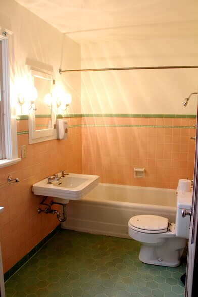 Building Photo - 935 NE B St