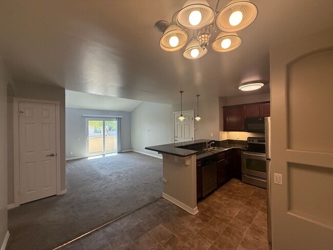 Building Photo - Beautiful 4B/2BA Top Floor Corner Unit wit...