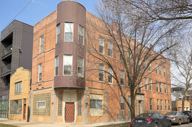 Primary Photo - 2732 W Chicago Ave