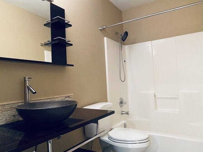 Building Photo - 5 Bedroom Craftsman - Home Great Schools -...