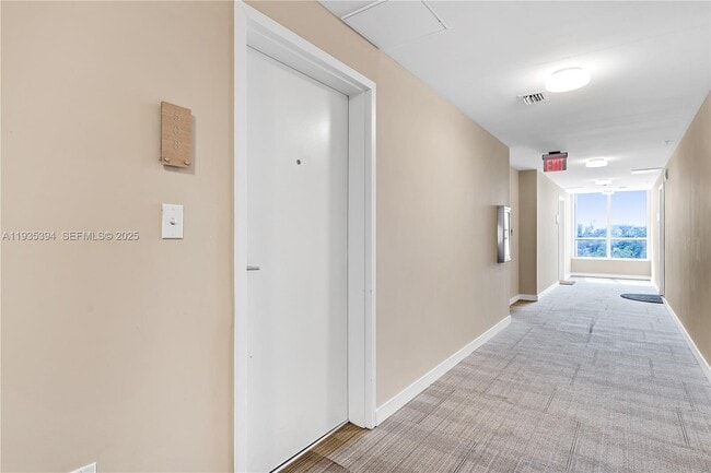 Building Photo - 321 NE 26th St