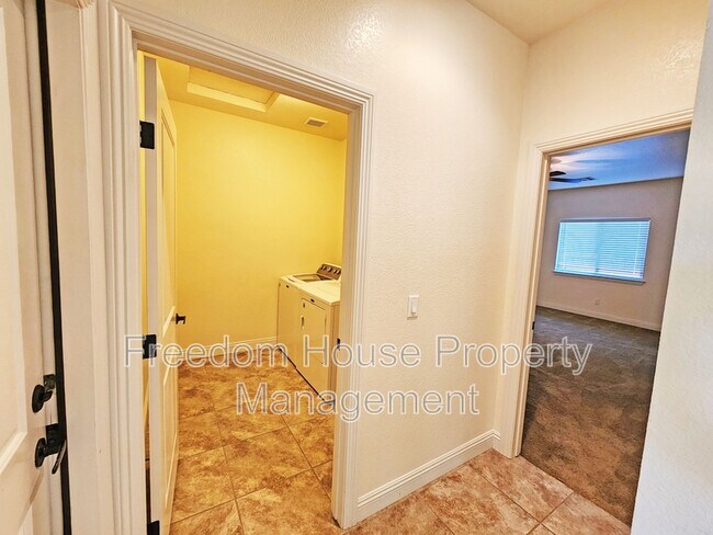 Building Photo - 4920 Honey Locust Dr