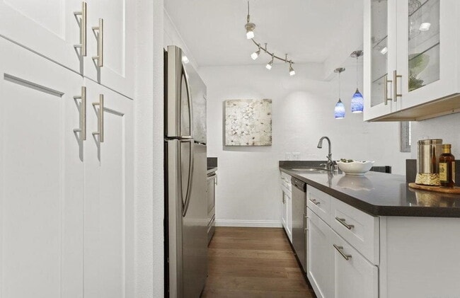 Building Photo - Beautifully Remodeled 1BD/1BA Condo – Pet ...