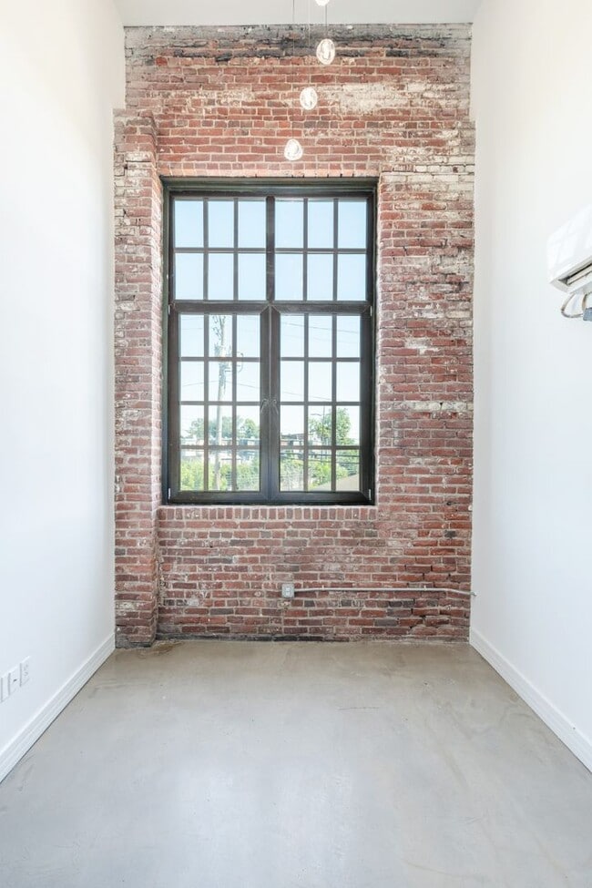 Building Photo - 3003 W Glenwood Ave