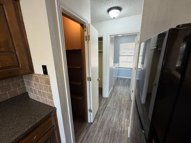 Building Photo - 3 BED/2 BATH/2 CAR GARAGE: AVAILABLE NOW!!