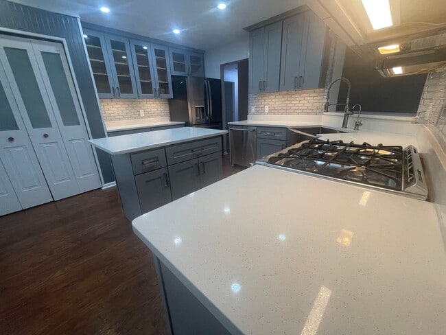 Building Photo - Beautiful home in Riverwalk