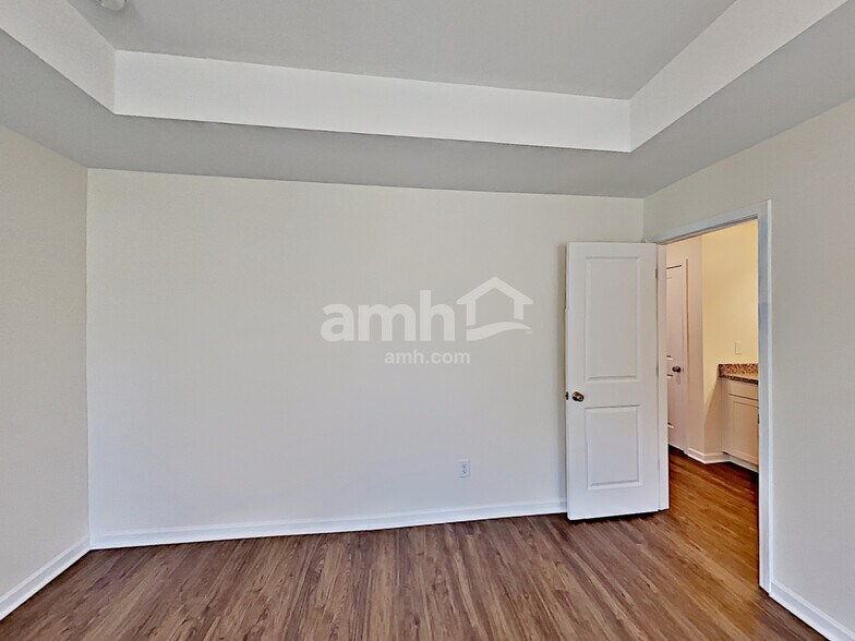 Building Photo - 573 Camp dr