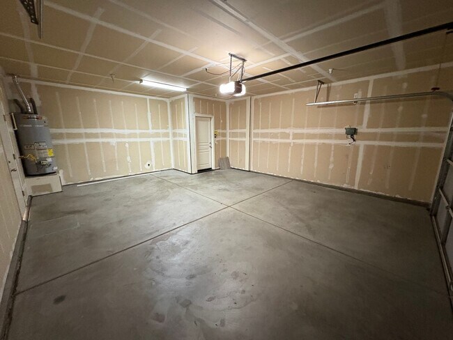 Building Photo - SE Visalia home Available Now!