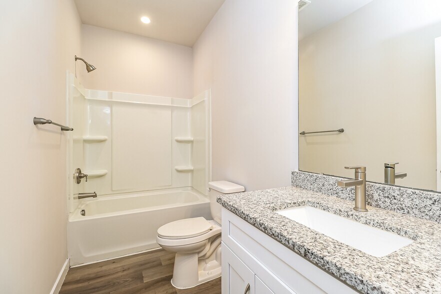 Building Photo - 5511 Laborde Ave