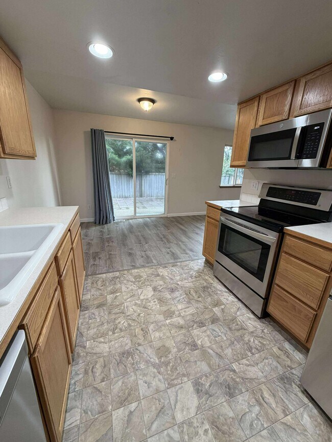 Building Photo - 904 Avalon Ct SE