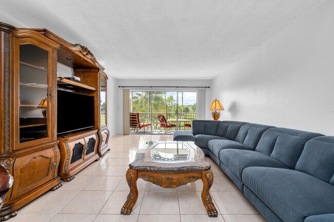 Building Photo - 2800 N Palm Aire Dr