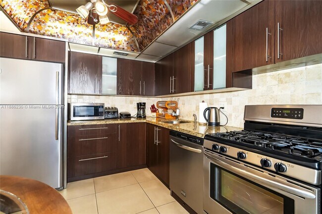 Building Photo - 2030 S Ocean Dr