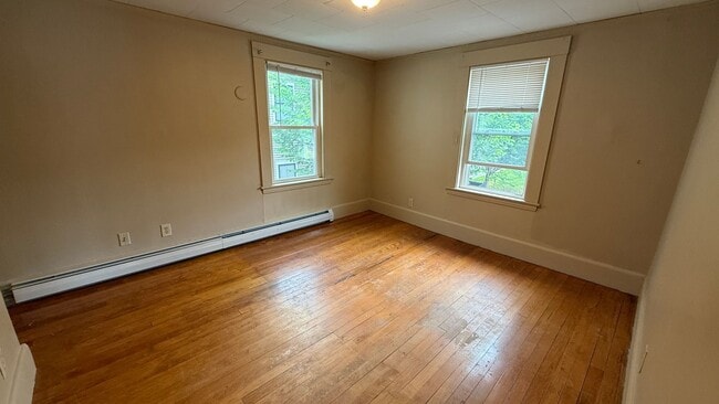 Building Photo - 5 Bedroom 2 bathroom House Available for r...