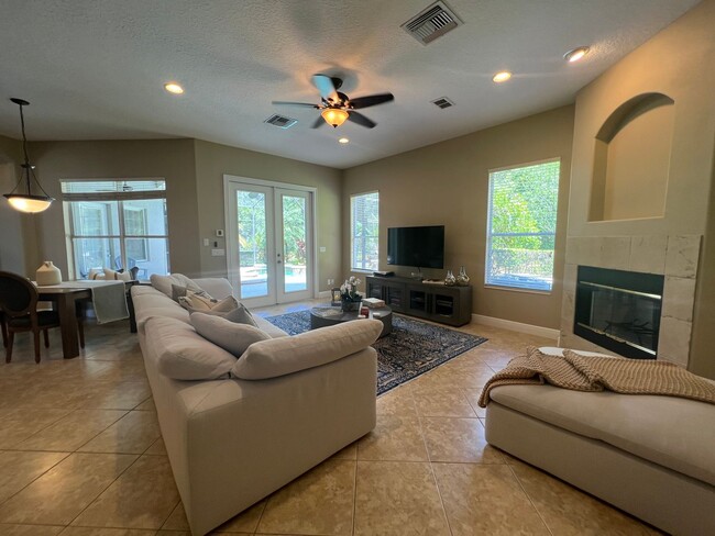Building Photo - Beautiful 5 Bed 4 Bath Pool Home in the gu...