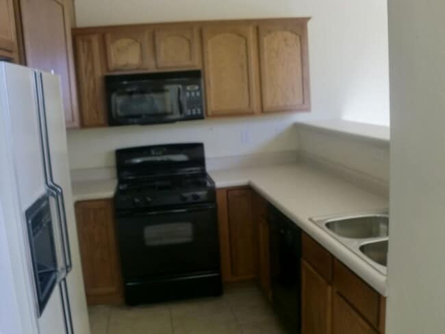 Building Photo - COMING IN AUGUST! Nice 4-bed Townhouse in ...