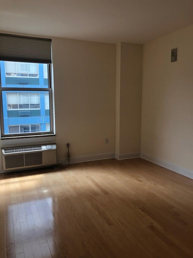 Building Photo - 10 Regent St