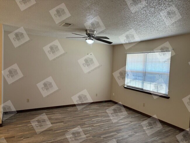 Building Photo - 5682 Crestwood Dr