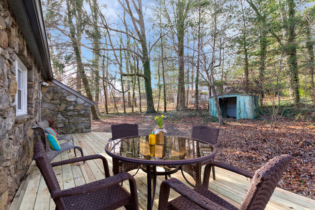 Building Photo - Updated Stone Cottage in East Asheville!