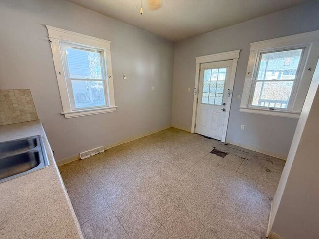 Building Photo - 4 BED 1 BATH SINGLE FAMILY HOME IN CLEVELAND!