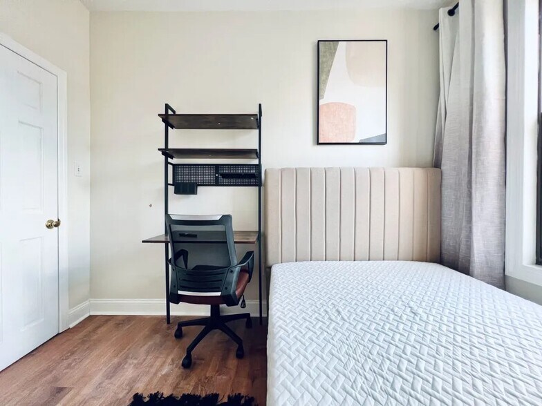 Building Photo - Furnished room/NOT APARTMENT