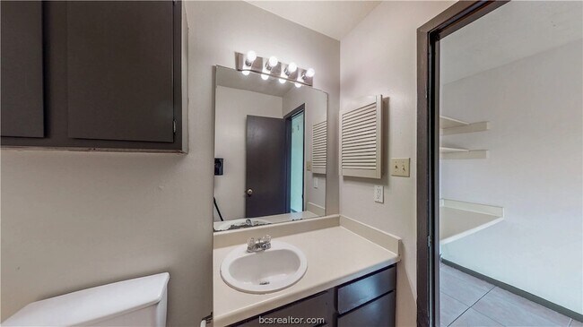 Building Photo - 725 Peppertree Dr