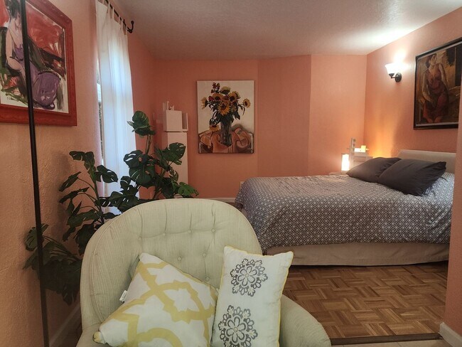 Building Photo - 2 bdr 2 bath kitchen fully furnished apartment with private entrance in quiet neighborhood in Alb...
