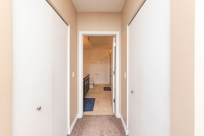 Building Photo - 565 W Quincy St