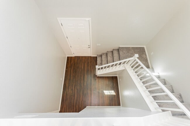 Building Photo - Exquisite 5 bedroom 4 bathroom home with fresh paint and new carpet waiting for you!