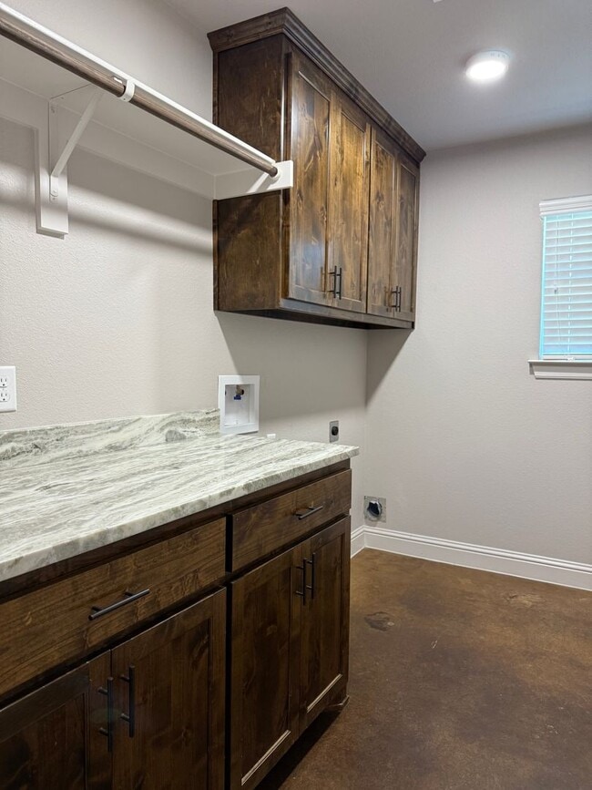 Building Photo - HORSE PROPERTY 4/2/2 + 4 acres in Peaster ...