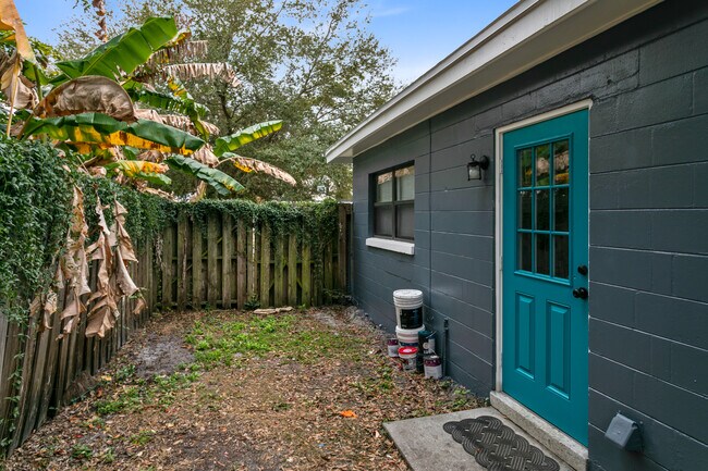 Building Photo - 1511 E Kaley St