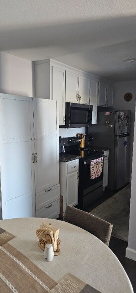 Building Photo - 685 Dartmore Ln