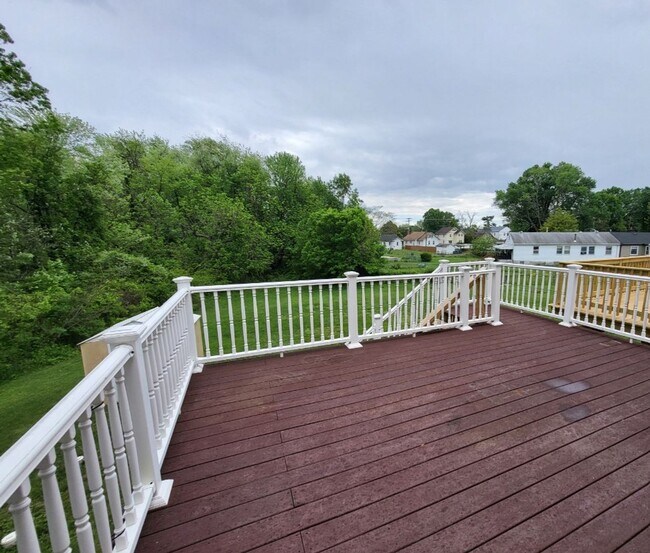 Building Photo - SPACIOUS 3-Level Townhome in Winston's Choice