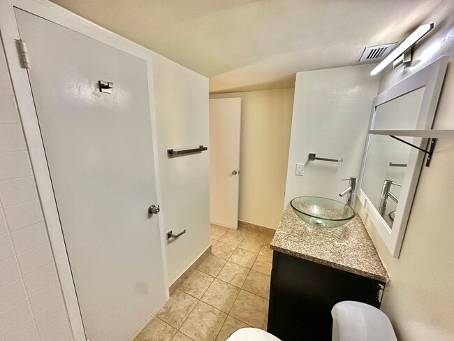 Building Photo - Dupont's Pulchritudinous Palladium 1 bedroom Condo w/ Balcony & Pool. All utilities included.