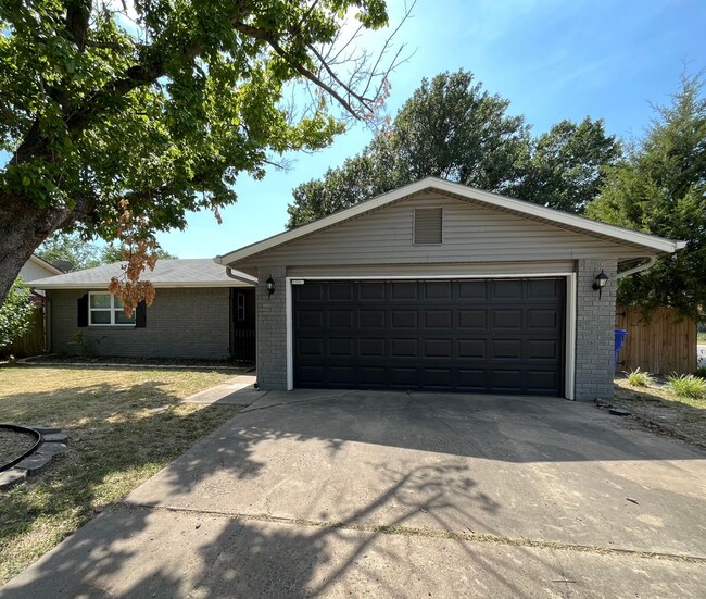 Building Photo - 3 bedroom in Broken Arrow!